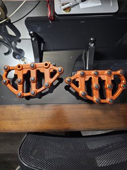 Arliness Anodized orange Passenger pegs .