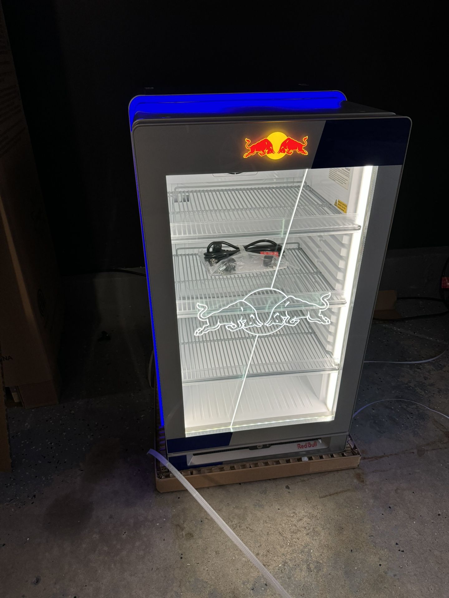 (New) large GDC Red Bull counter top cooler