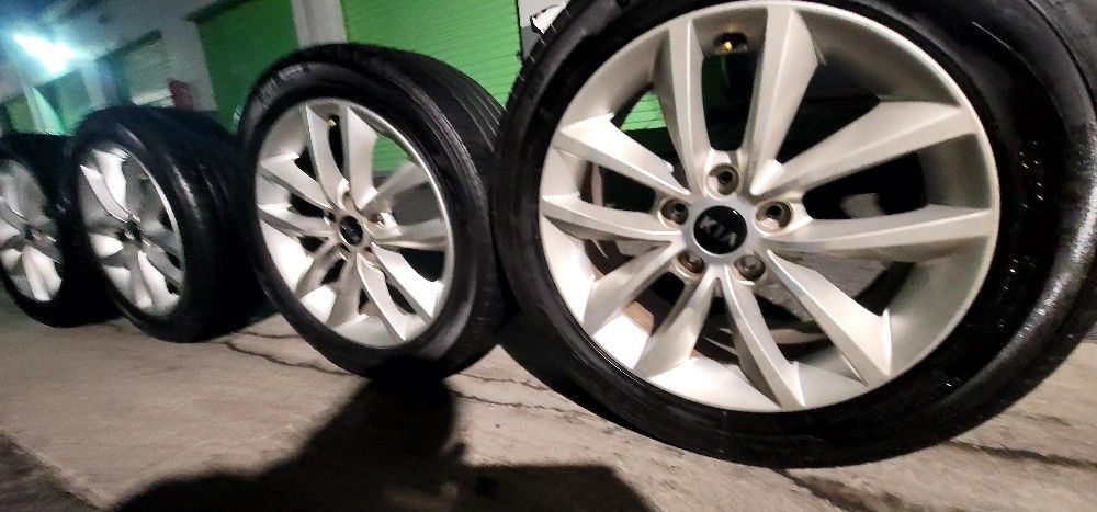 Wheel 17 5 Lugs 5x114.3 Like New KIA