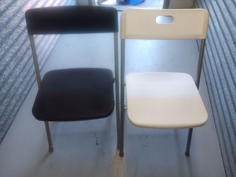 Selling 2 foldable chairs in great condition