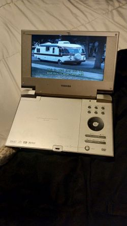 TOSHIBA PORTABLE DVD PLAYER IN EXCELLENT CONDITION  BATTERY IS GOOD