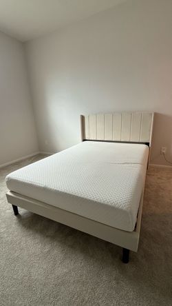 Full Size Bed + Mattress / Cama Full + Colchón