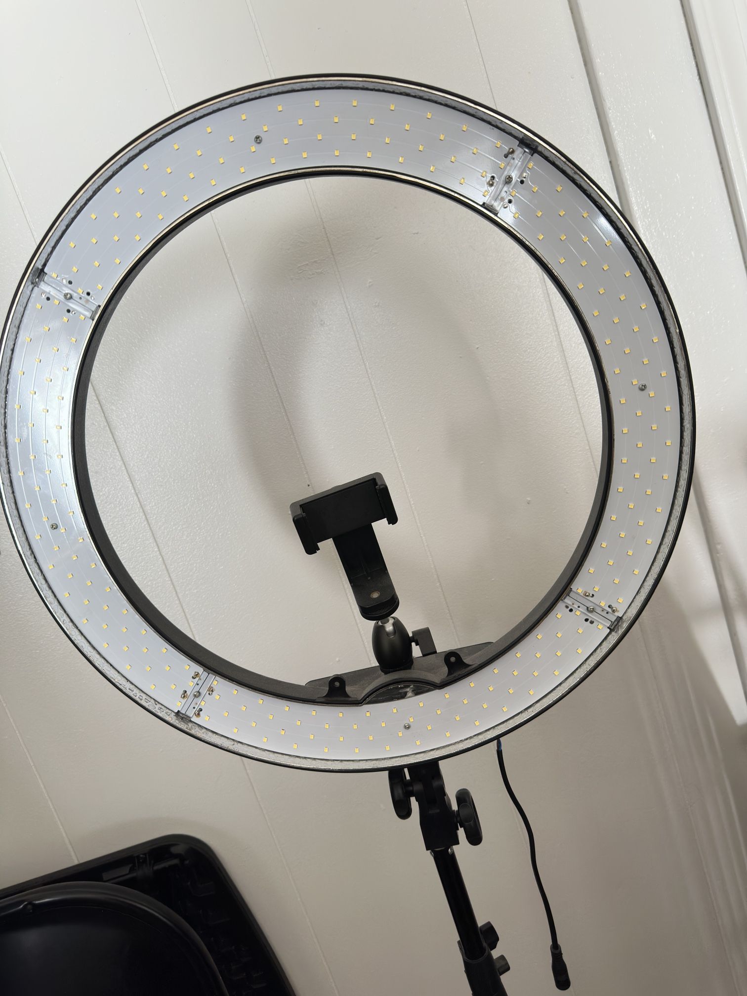 Used NEEWER RL-18 18 Inch LED Ring Light