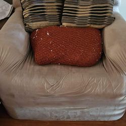 FREE large Chair And Pillows