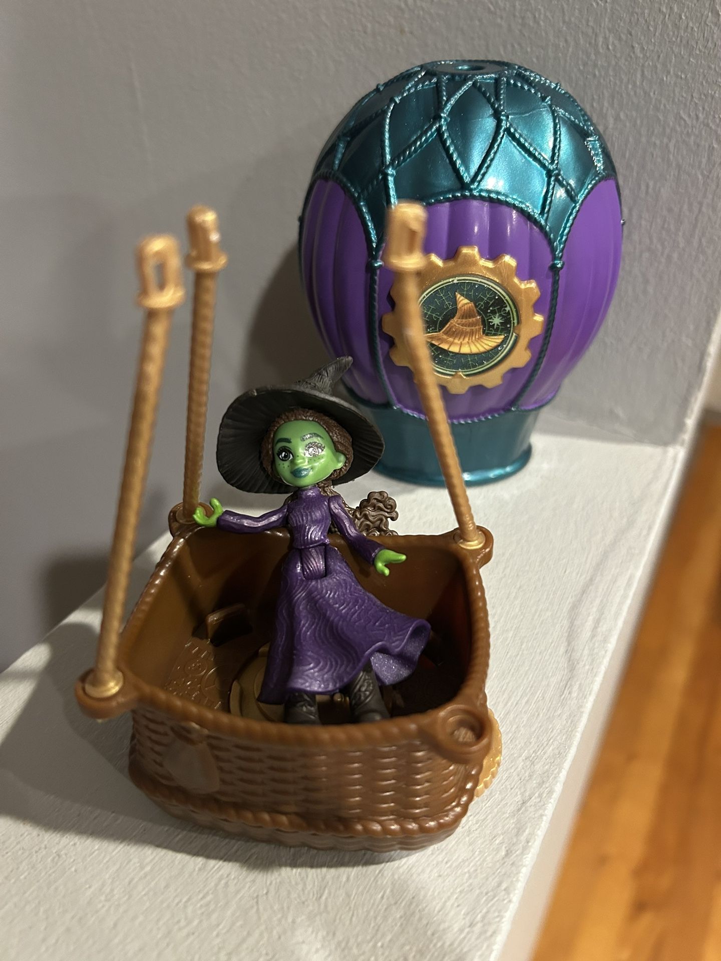 Wicked hot air balloon collectible missing pieces on balloon