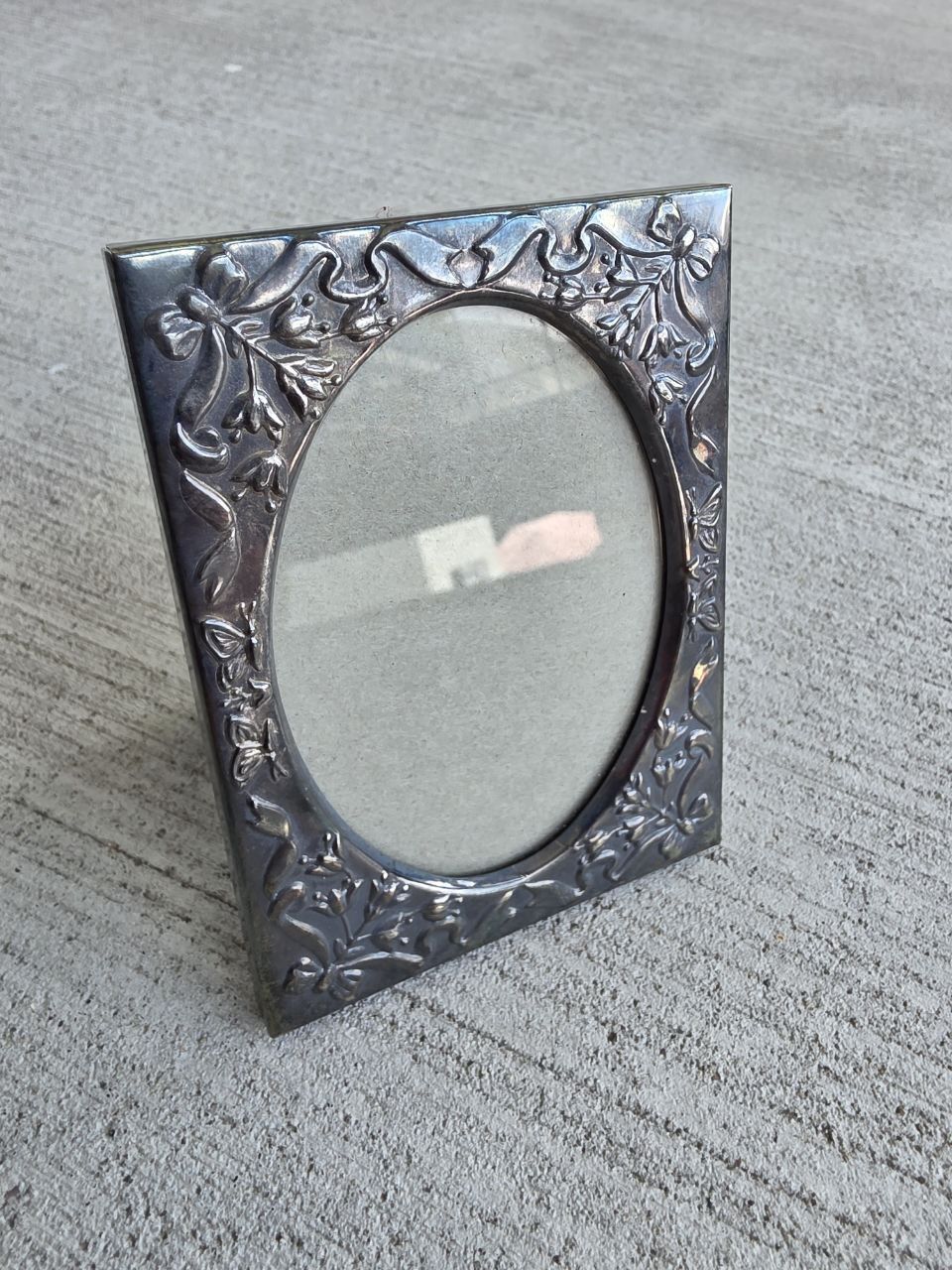 Vintage Art Nouveau Style Metal Photo Frame – Floral Embossed Oval 4x3”