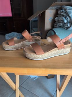 Tan youth size 4 sandal