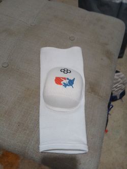 Wrestling Knee Pad – White, Adult Size