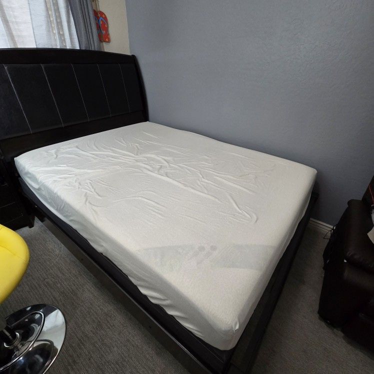 Queen Bed Set – Ashley Furniture – $420 (Quick Sale)