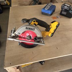 Dewalt 20v Circular Saw W/ 4ah Battery