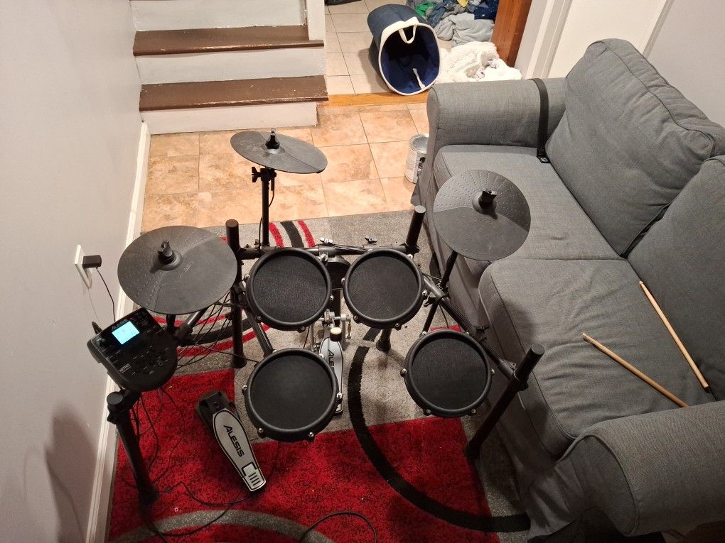 Alesis Electric Drumset WITH SPEAKER