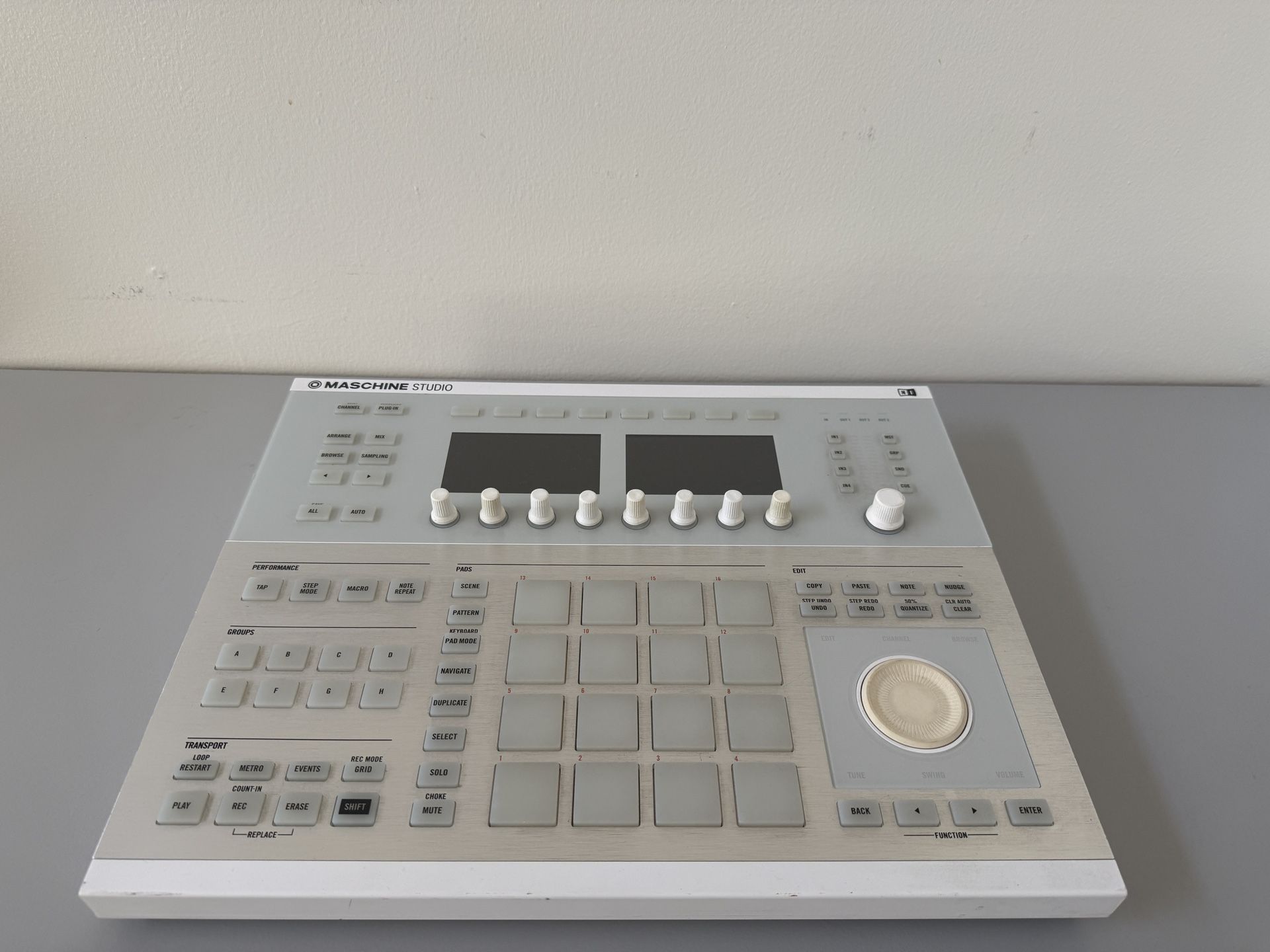 🎛 Native Instruments Maschine Studio – Pro Beat Production Controller