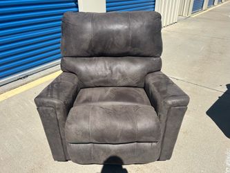 FREE DELIVERY 🚚🚛🚚 Almost new recliner chair