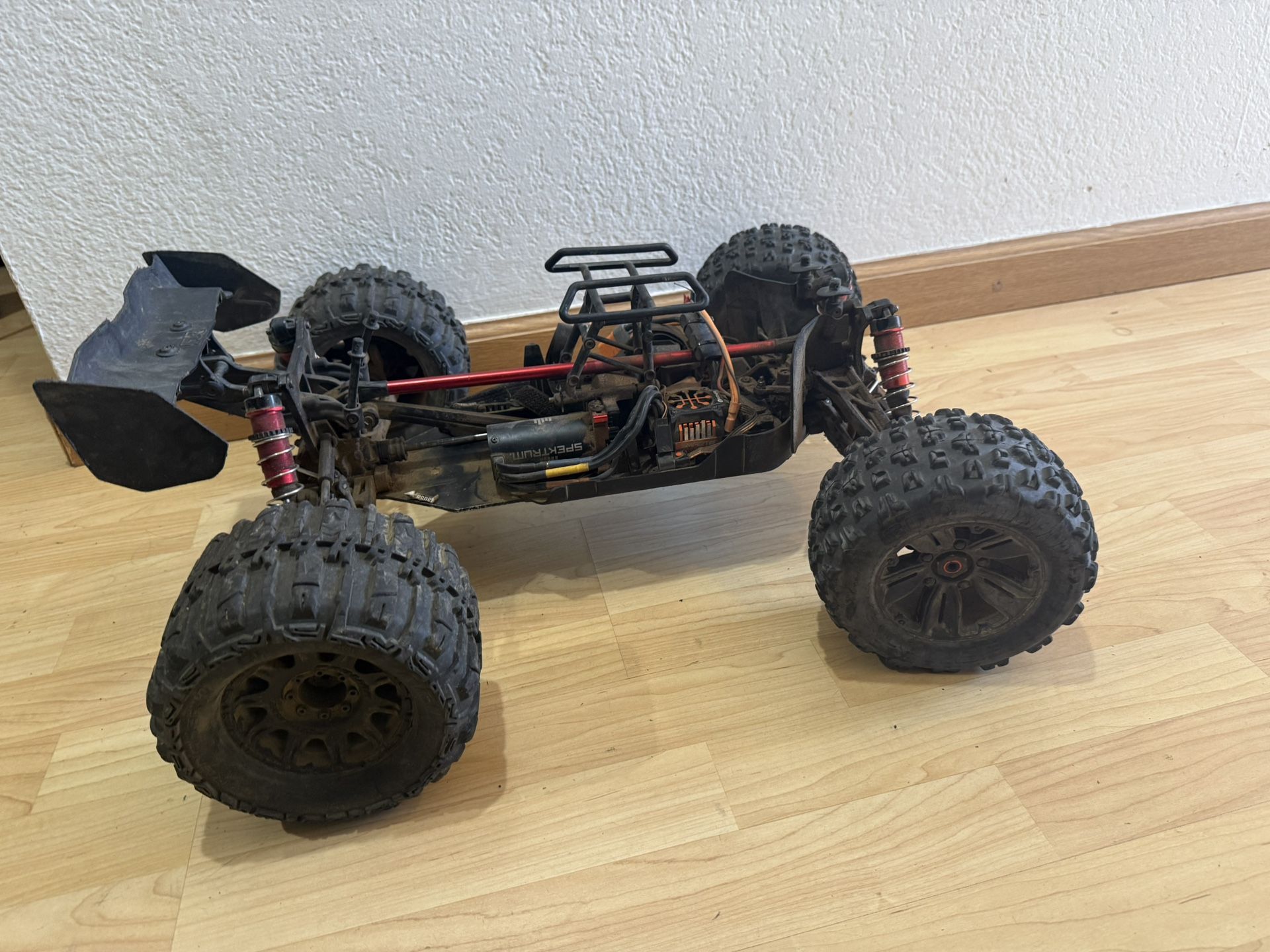 ARRMA RC CAR NOT SURE IF COMPLETE READ DESCRIPTION