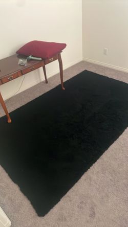 Rug 8’ x 5’ black