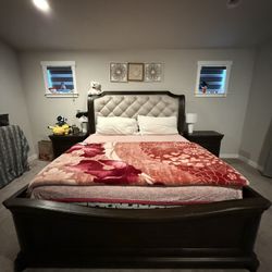 ✨ California King Bedroom Set – Excellent Condition ✨