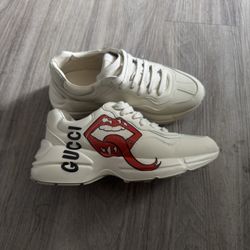 Size 9 Men Sneaker 