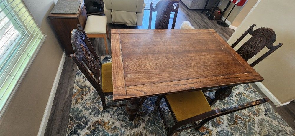 Very Nice Dining Room Table Extendable W/ 4 Chairs