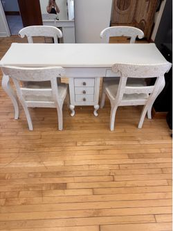 Manicure table with 4 chairs