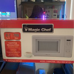 Magic Chef .7 Cubic Ft Microwave