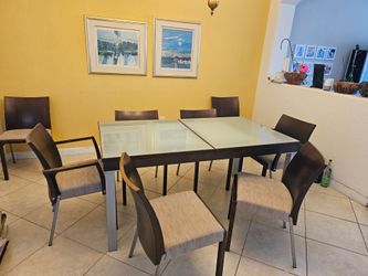 Vendo comedor de 6 puestos extensible a 8, con 8 sillas, cubierta en vidrio templado, buen estado