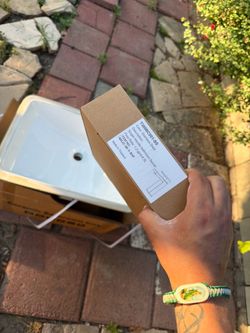 2 Bathroom sinks with faucet *NEW*
