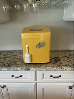Magic Chef 27lbs Portable Mini Ice Maker White MCIM22TW