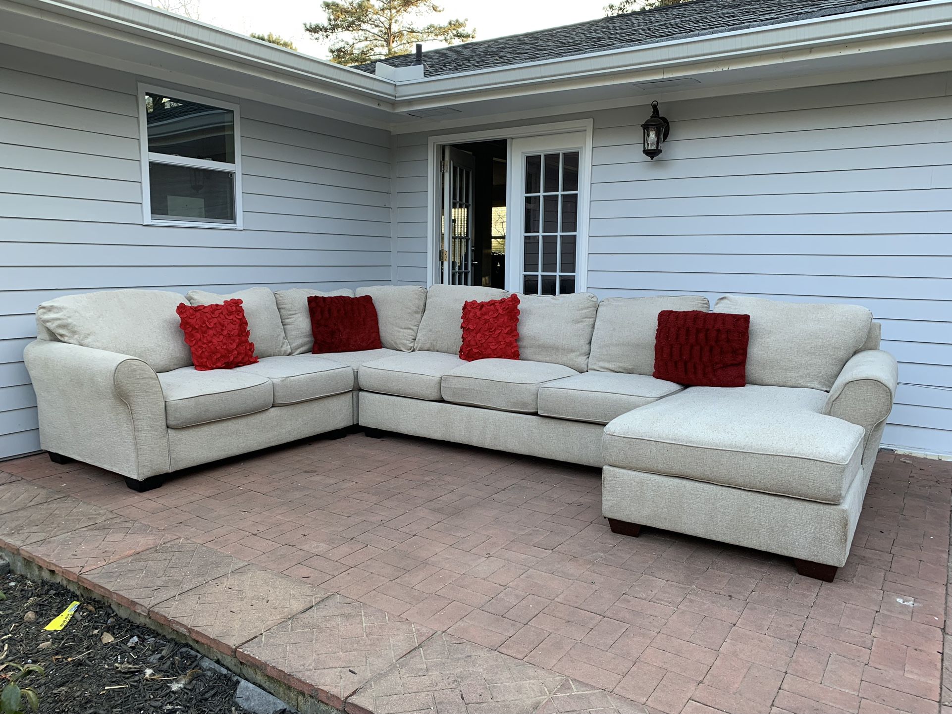 Ashley’s furniture beige sectional couch **Free delivery** 🚛🚛