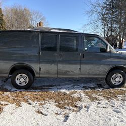 2017 Chevrolet 2500 Express Van Cargo 