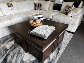 Brown wood coffee table w/storage! 🚨📦