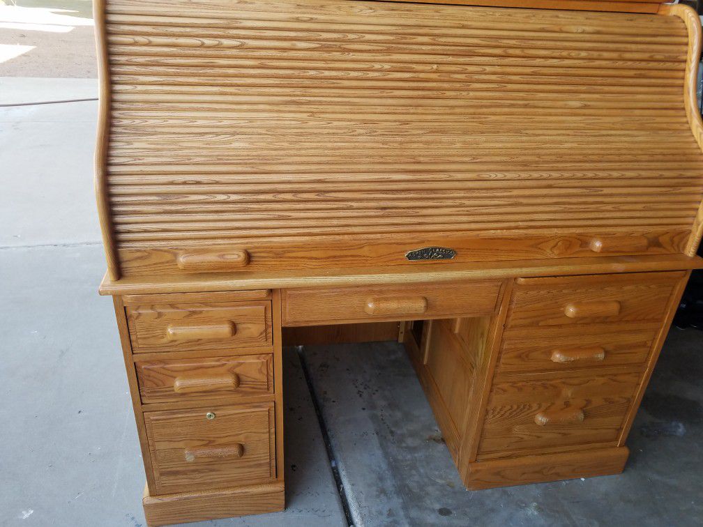 Beautiful Oak Aspen Classic Roll Top desk