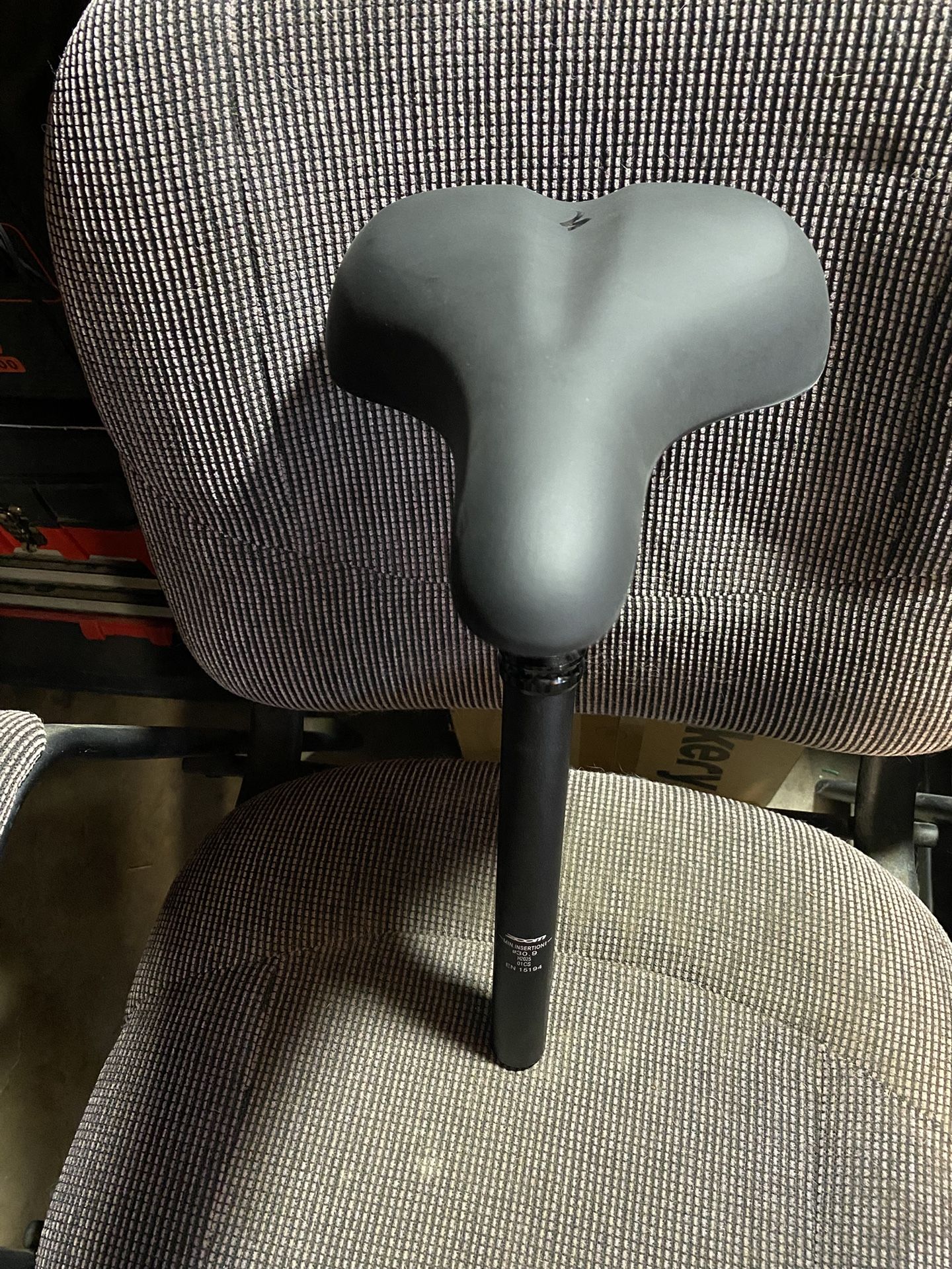 SPECIALIZED BIKE SADDLE WITH SUSPENSION POST FROM AN ADVENTON LEVEL 3 E-BIKE 🚲!!