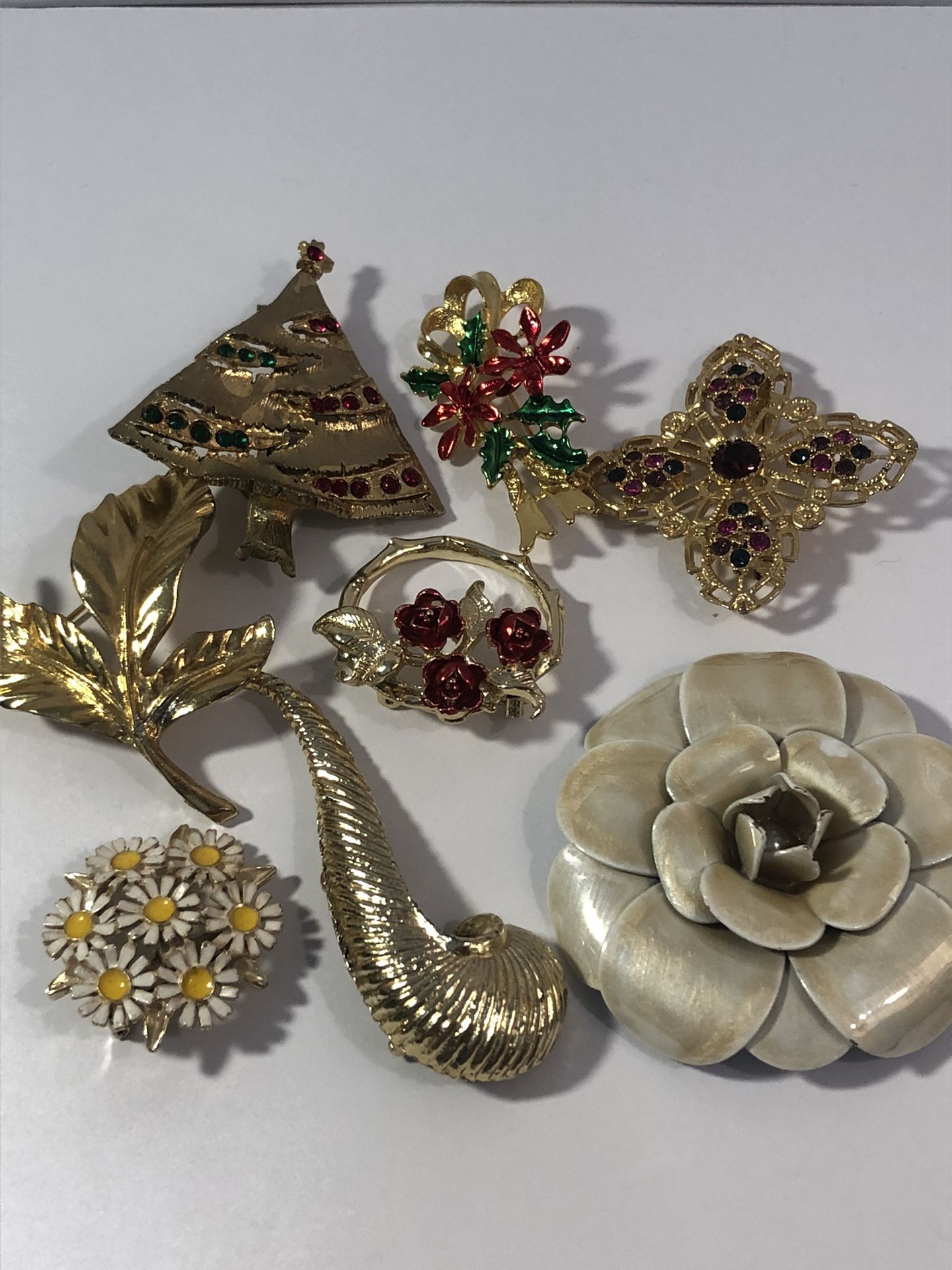 A Lot Of 8 Vintage Costume Brooches, SALE