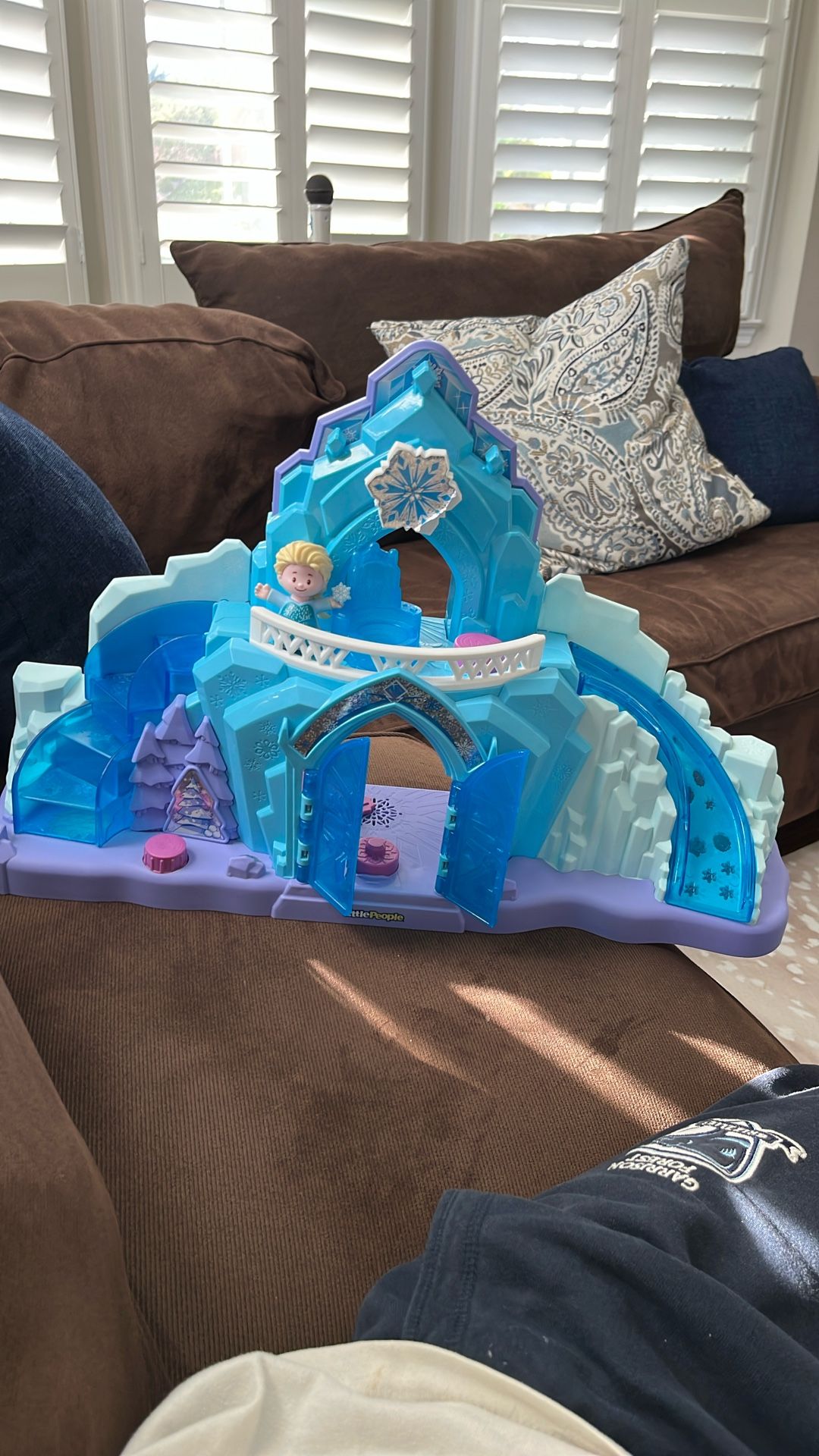 Fisher-Price Little People Toddler Toy Disney Frozen Elsa’s Ice Palace Musical Playset with Figures for Pretend Play Kids Ages 18+ Months