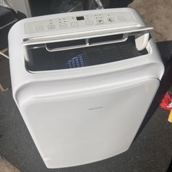 Insignia™ - 250 Sq. Ft. 6,000 BTU Portable Air Conditioner