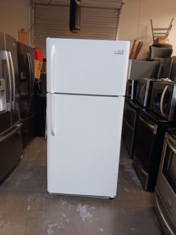 Refrigerator Frigidaire 2 door in color white all working fine and 40 days warranty Delevery