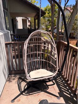 Swinging outdoor chair