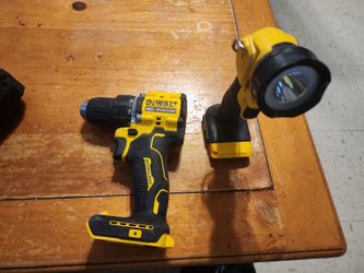Dawalt 20v Atomic drill and flash light for 75
