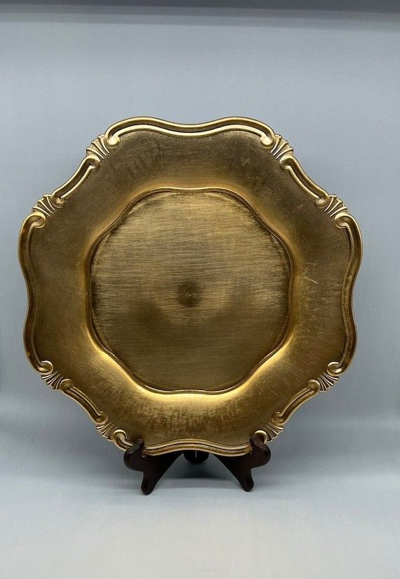 Sur la table Baroque Metallic Gold Melamine Chargers 13” (12 count)