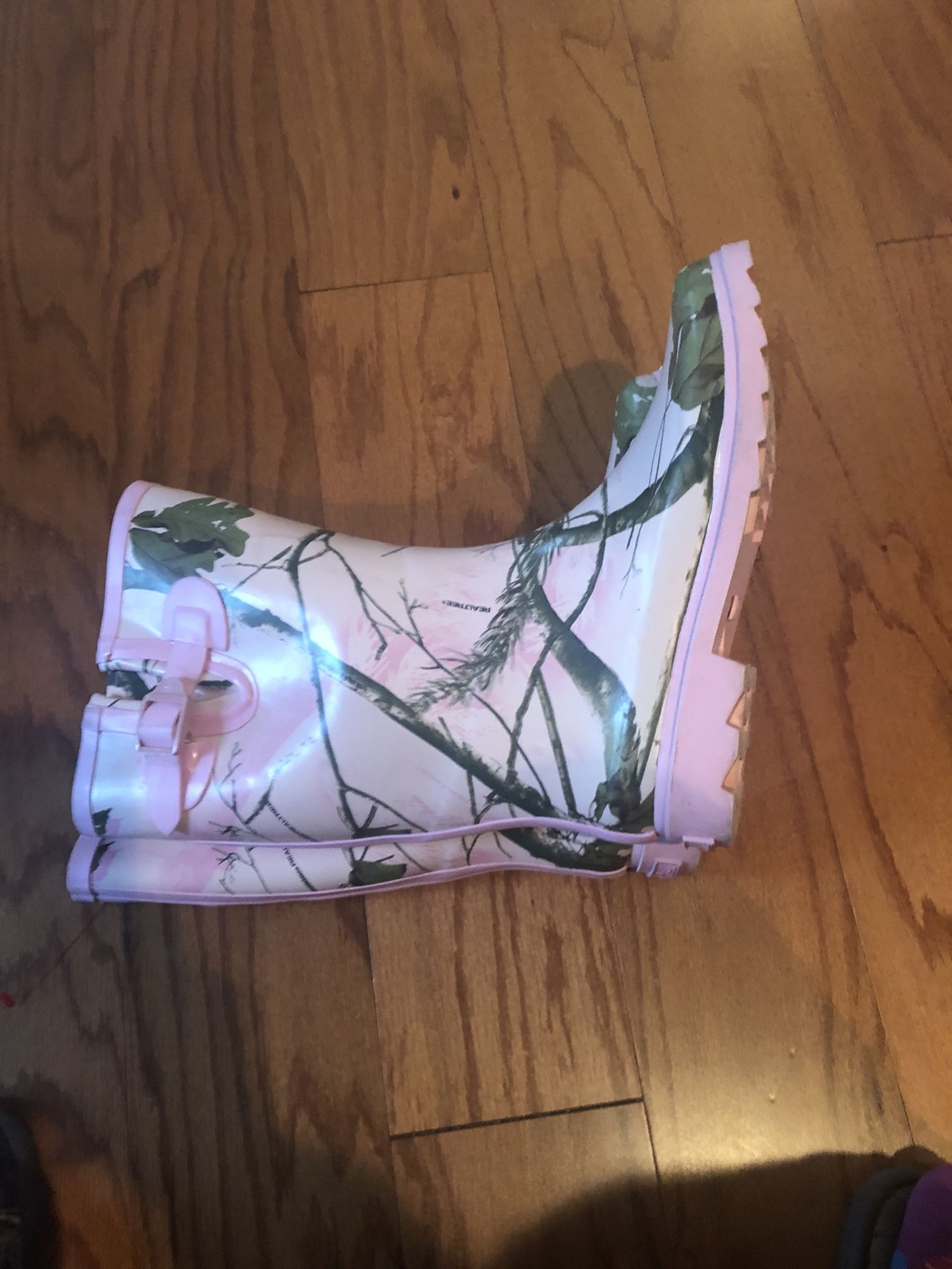Ladies Realtree rain boots - size 8