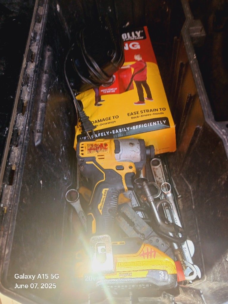 Dewalt Drilb Bunch Of Other Tools Bits