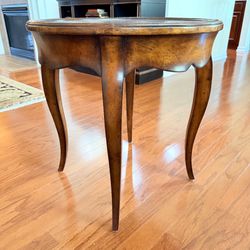 Traditional Round Accent Table with Cabriole Legs