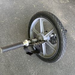 Ab wheel with footholds