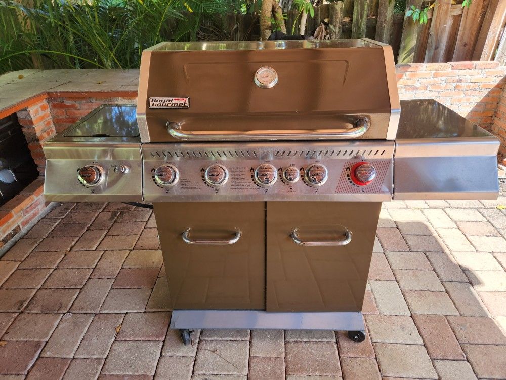 Royal Gourmet  Gas Grill With Side Burner And Rotisserie ** Like New**