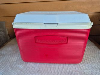 Rubbermaid ice Chest Cooler..See All The Pictures