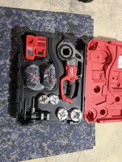Milwaukee Pipe Threader Kit
