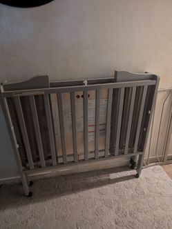 Mini crib with weels