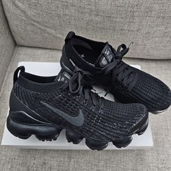 Nike Women's Air VaporMax Flyknit 3. Size 7