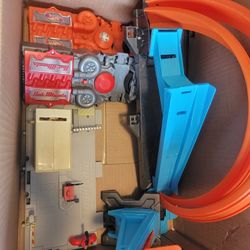 Lot Of HOT WHEELS/MATCHBOX TRACKS/BUILDINGS