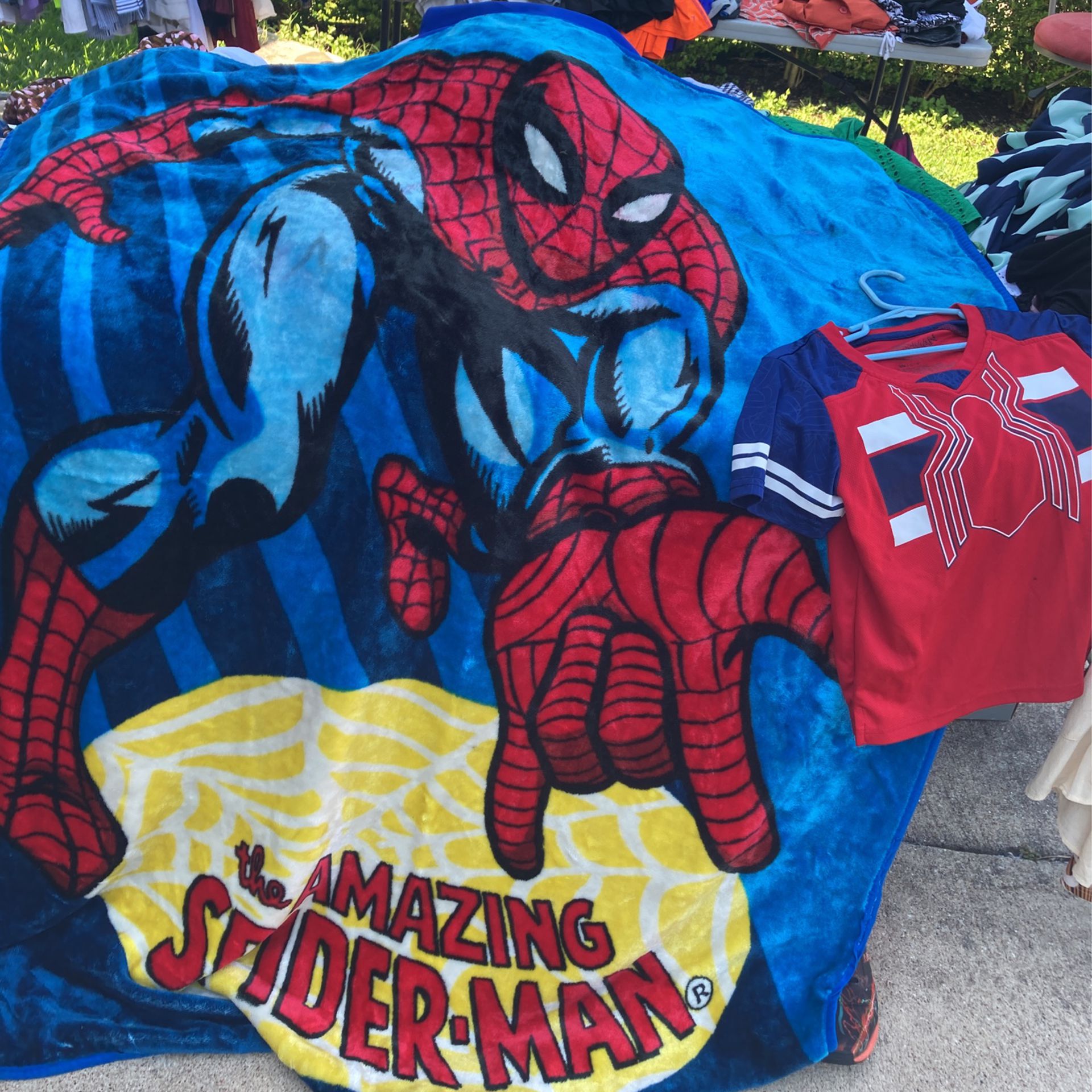 Spider-Man Throw Blanket/shirt